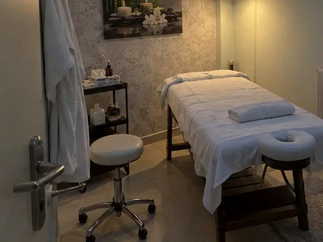 Tabure ve malzeme arabasıyla hazırlanmış masaj odası — Altınşehir, Masaj Salonun