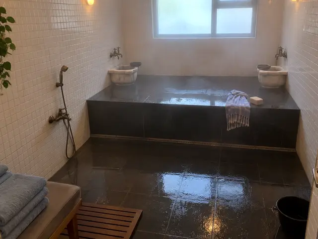 Beyaz mozaikli, kurnalı hamam bölümü — Altınşehir, Masaj Salonun